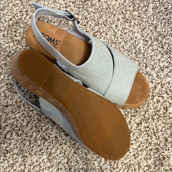 New Toms Wedge Sandals - Picture 5 of 5